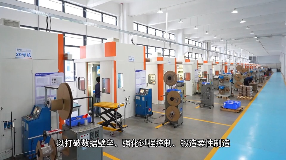乾威冲压生产车间,连续排列的设备与卷料